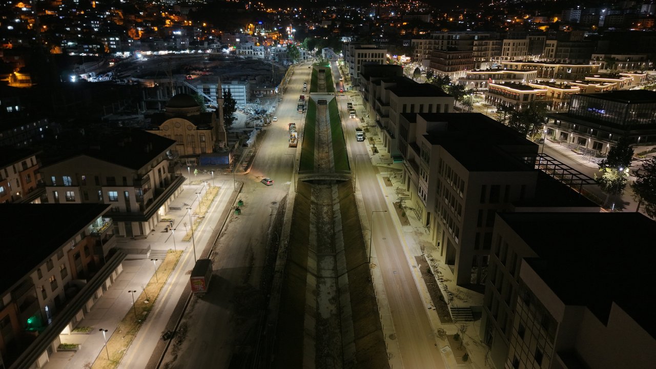Büyükşehir Asfalt Mesaisini Gece Gündüz Sürdürüyor