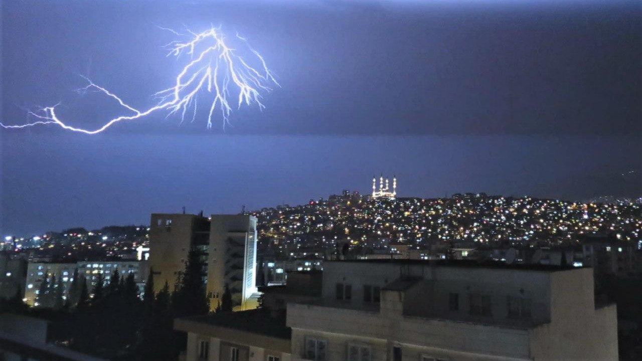 Kahramanmaraş’ta Tarlada Yıldırım İsabet Etti 1 Kişi Ağır Yaralandı