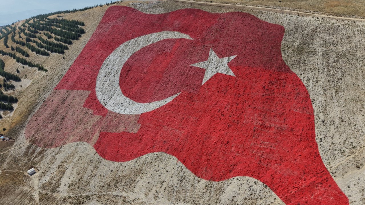 Dünyanın en büyük Türk Bayrağı, yeniden ilk günkü görkemine kavuştu