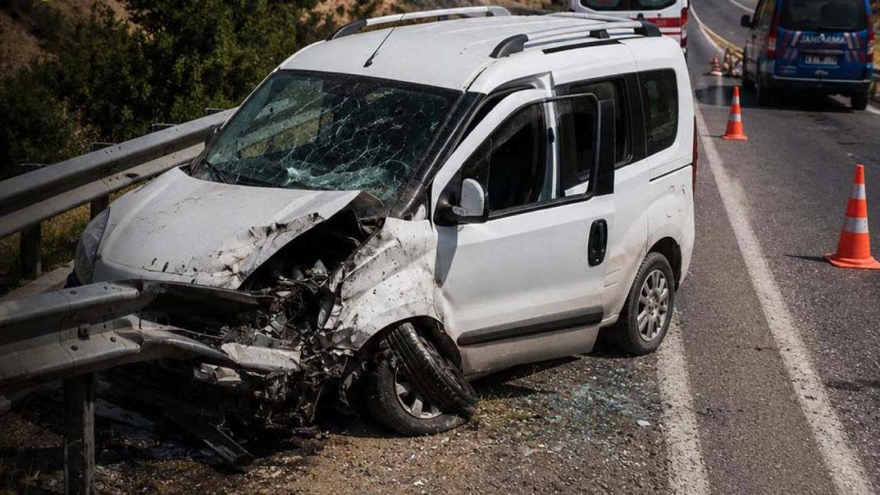 Kahramanmaraş’ta otomobil bariyerlere çarpttı