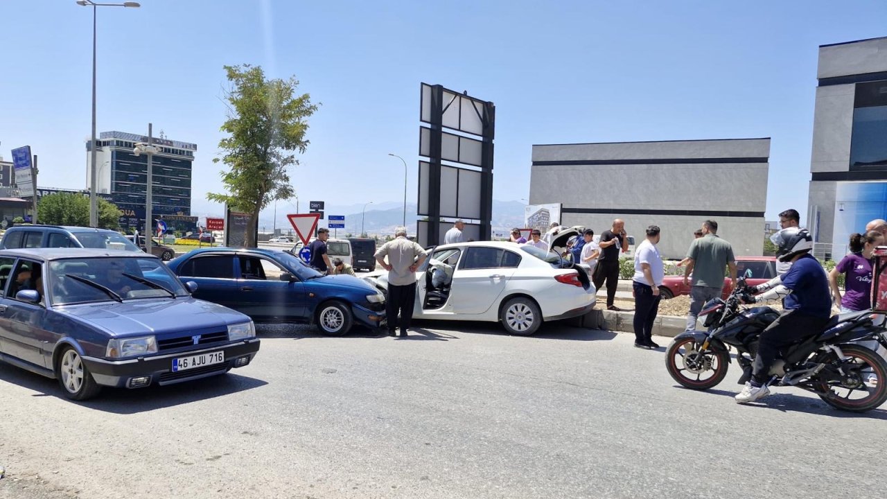 Kahramanmaraş’ta İki Otomobil Çarpıştı: Biri Çocuk 3 Yaralı