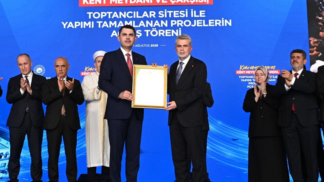 Bakan Kurum İlk Yeşil Ruhsatı Başkan Görgel’e Takdim Etti