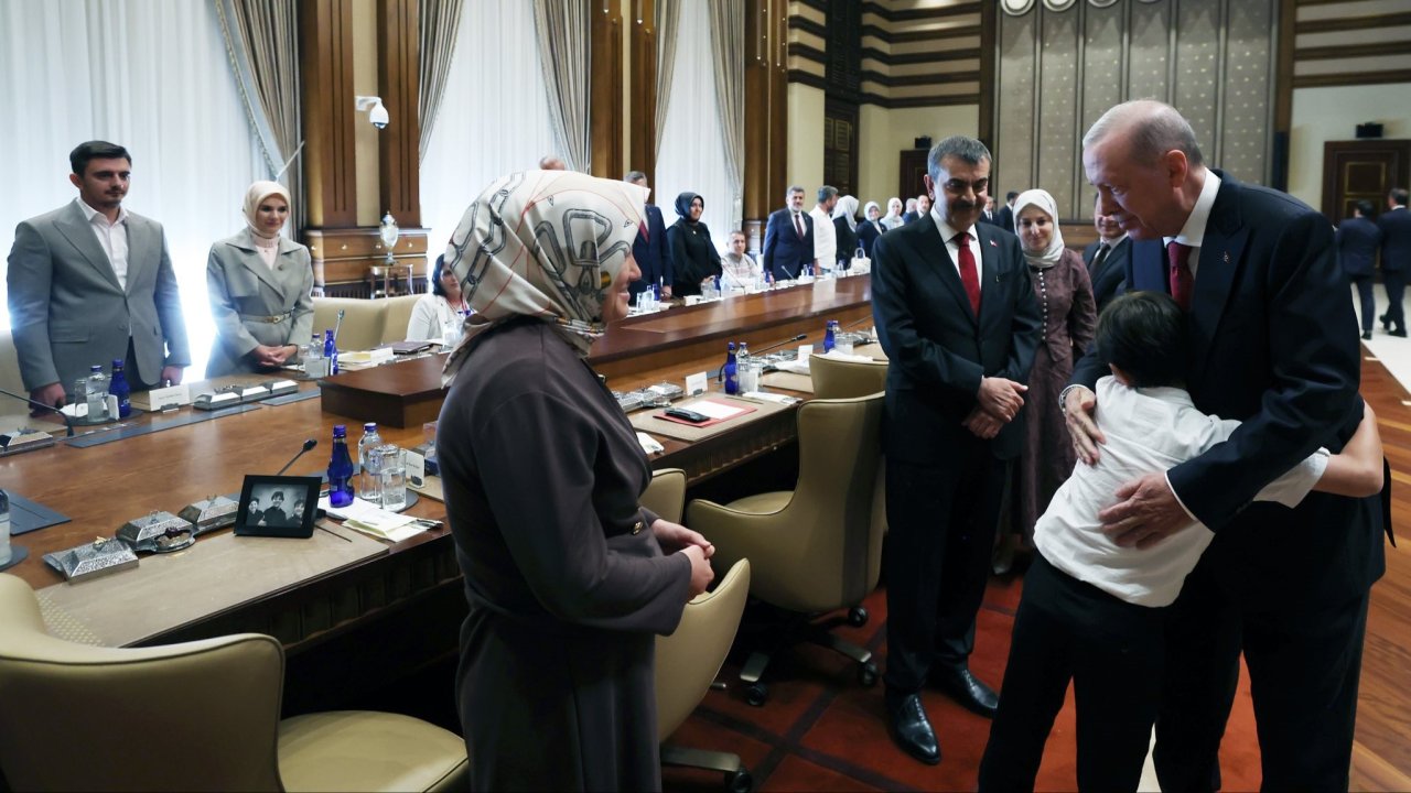 Cumhurbaşkanı Erdoğan Ayser Çalık Ortaokulu Şehitlerinin Ailelerini Külliye’de Ağırladı