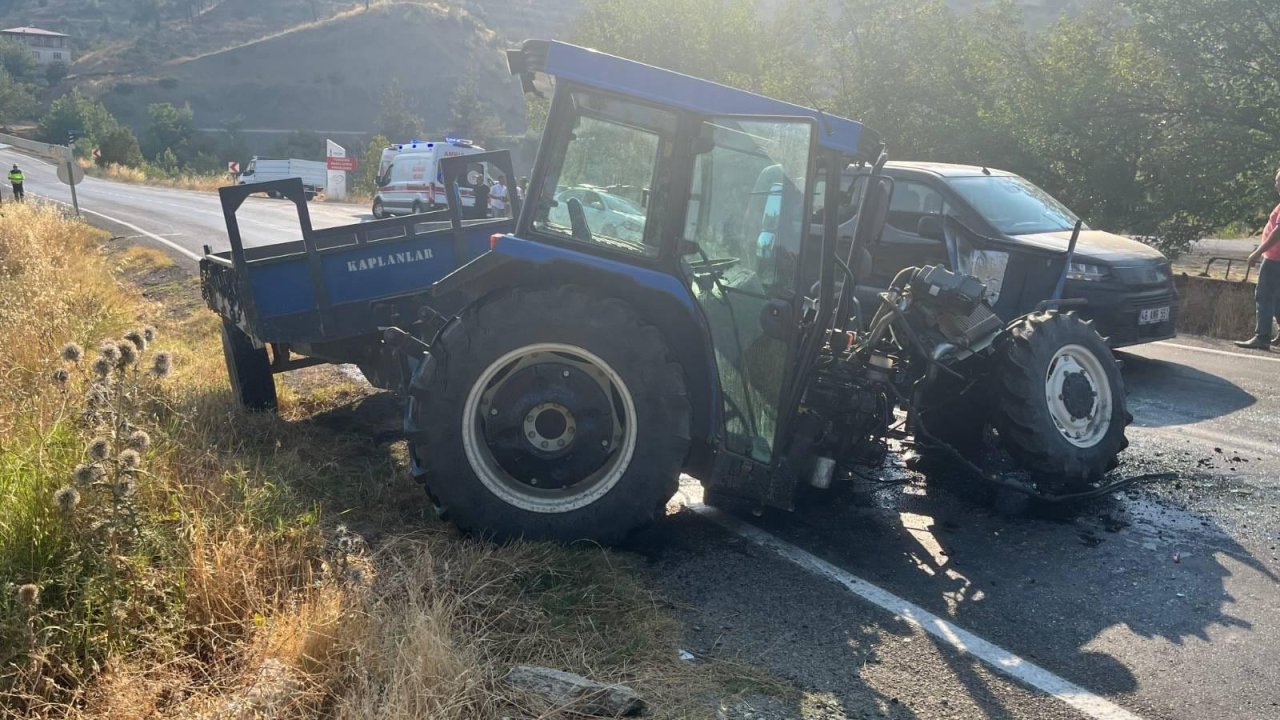 Kahramanmaraş’ta traktör ve otomobilin karıştığı kazada 3 kişi yaralandı