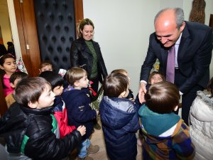 Minikler Okay'ın makamını renklendirdi