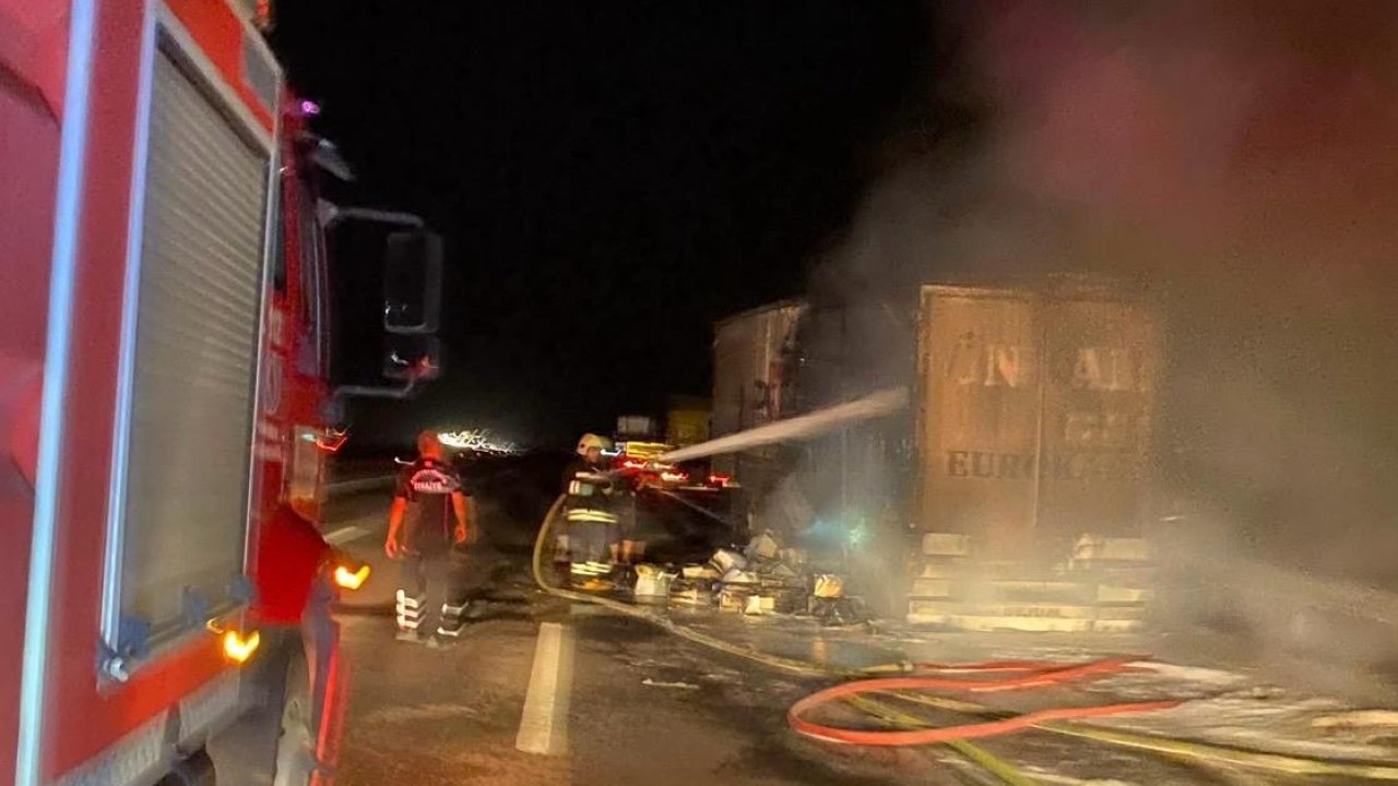 Kahramanmaraş’ta madeni yağ yüklü tır yangında demir yığınına döndü