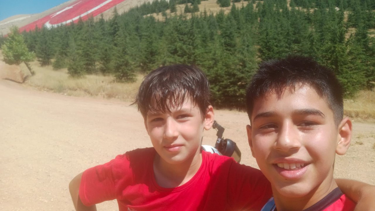 13 Yaşında Zirveye Bayrak Sevgisiyle Tırmandılar