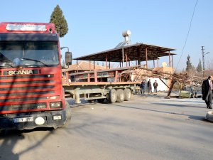 Tır trafo direğine çarptı