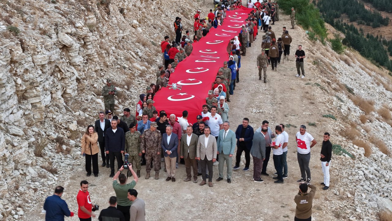Kahramanmaraş Ahır Dağı Zirvesinde Anlamlı 30 Ağustos Yürüyüşü