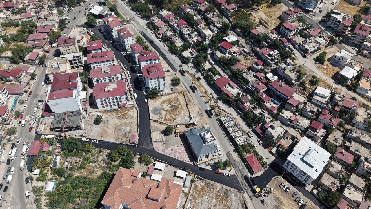 Büyükşehir, Dulkadiroğlu Ballıca’da asfalt mesaisini durmaksızın sürdürüyor