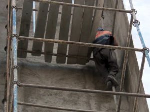 İşçilerin tehlikeli mesaisi