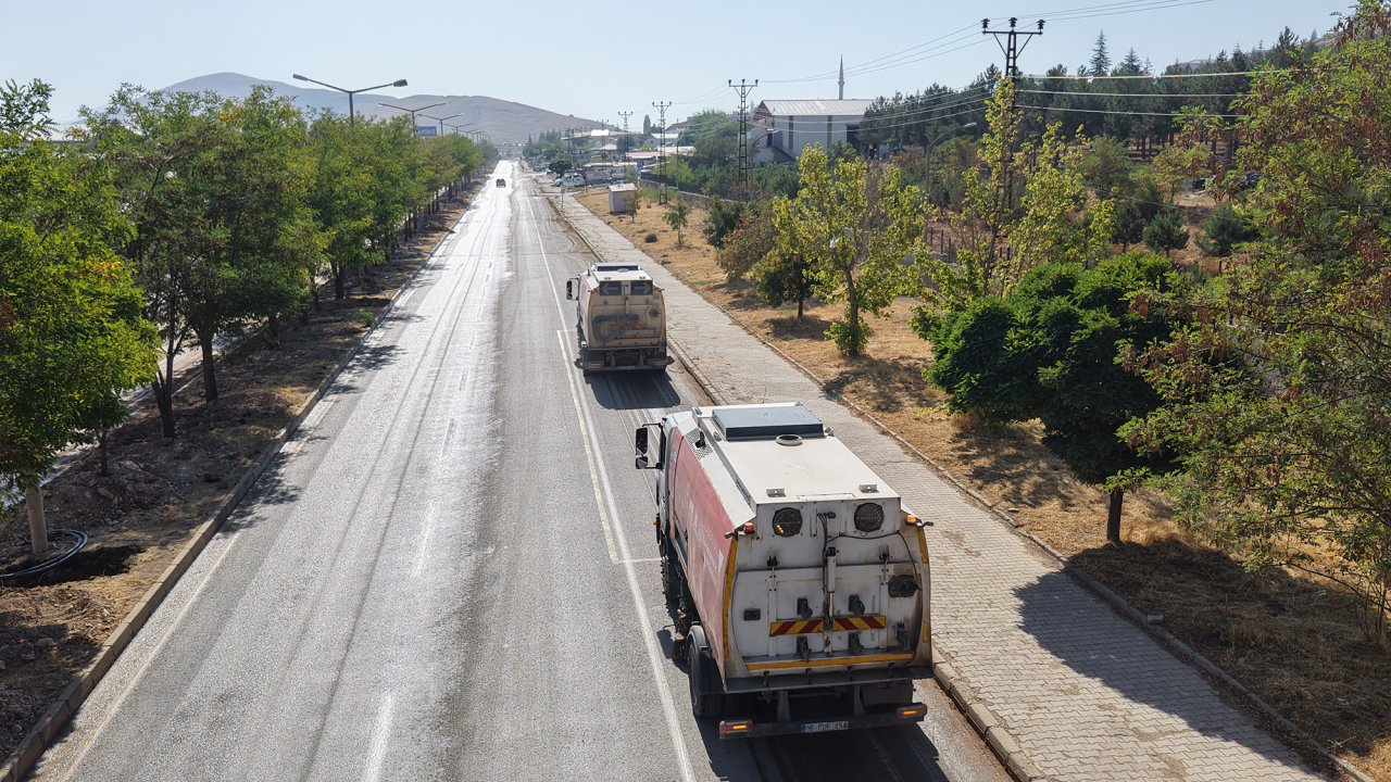 Afşinbey Caddesi Baştan Sona Temizlendi
