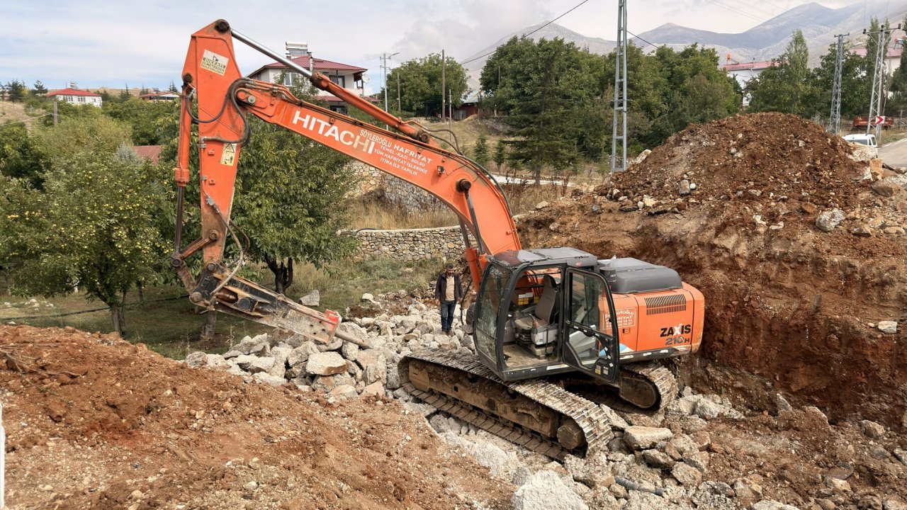 Göksun Keklikoluk’ta Eski Köprünün Yerine Yenisi Yapılıyor