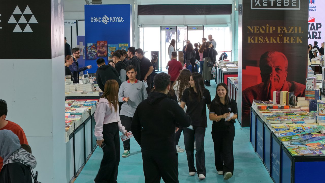 Kahramanmaraş Kitap Fuarı Öğrencilerin Yoğun İlgisiyle Sürüyor