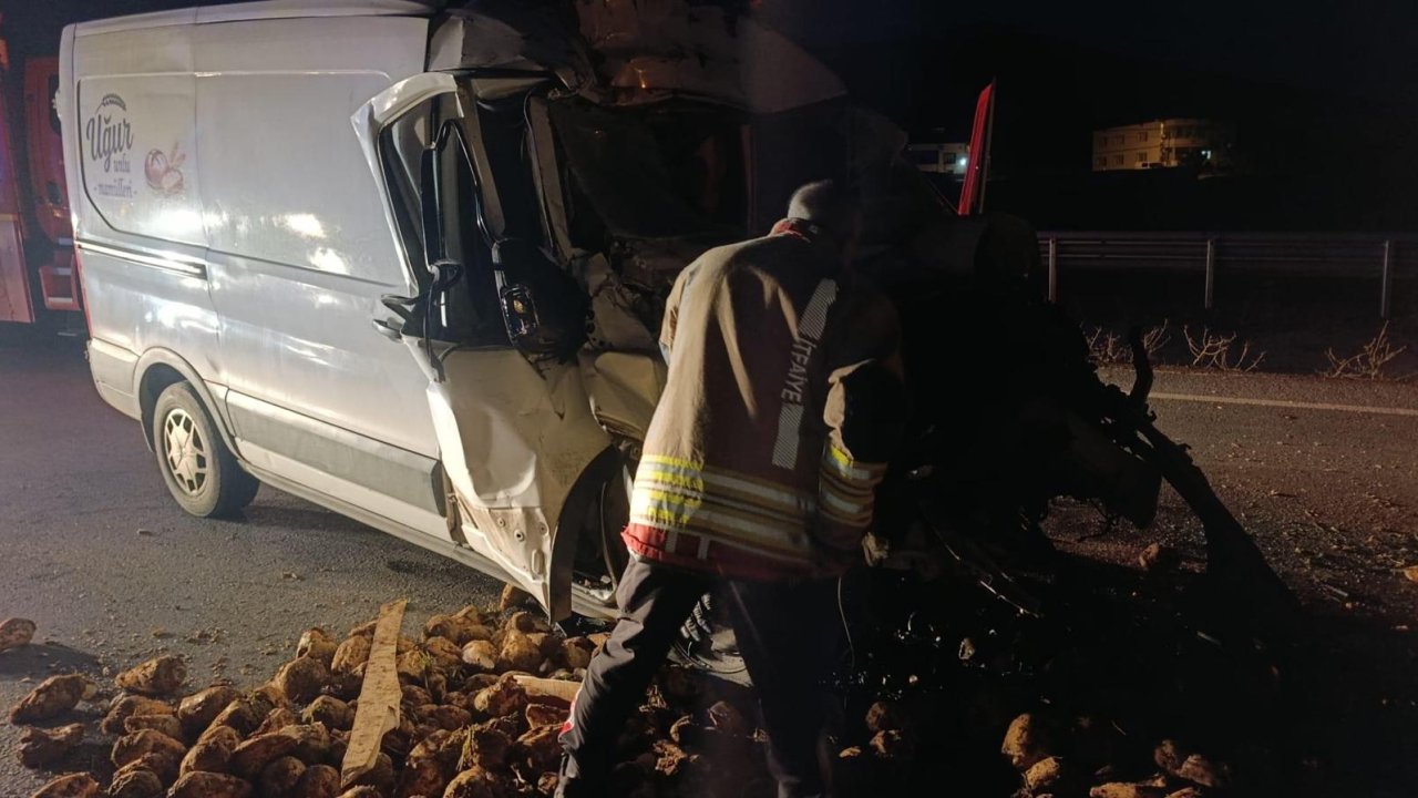 Afşin’de Feci Kaza Ekmek Dağıtım Aracı Traktöre Çarptı