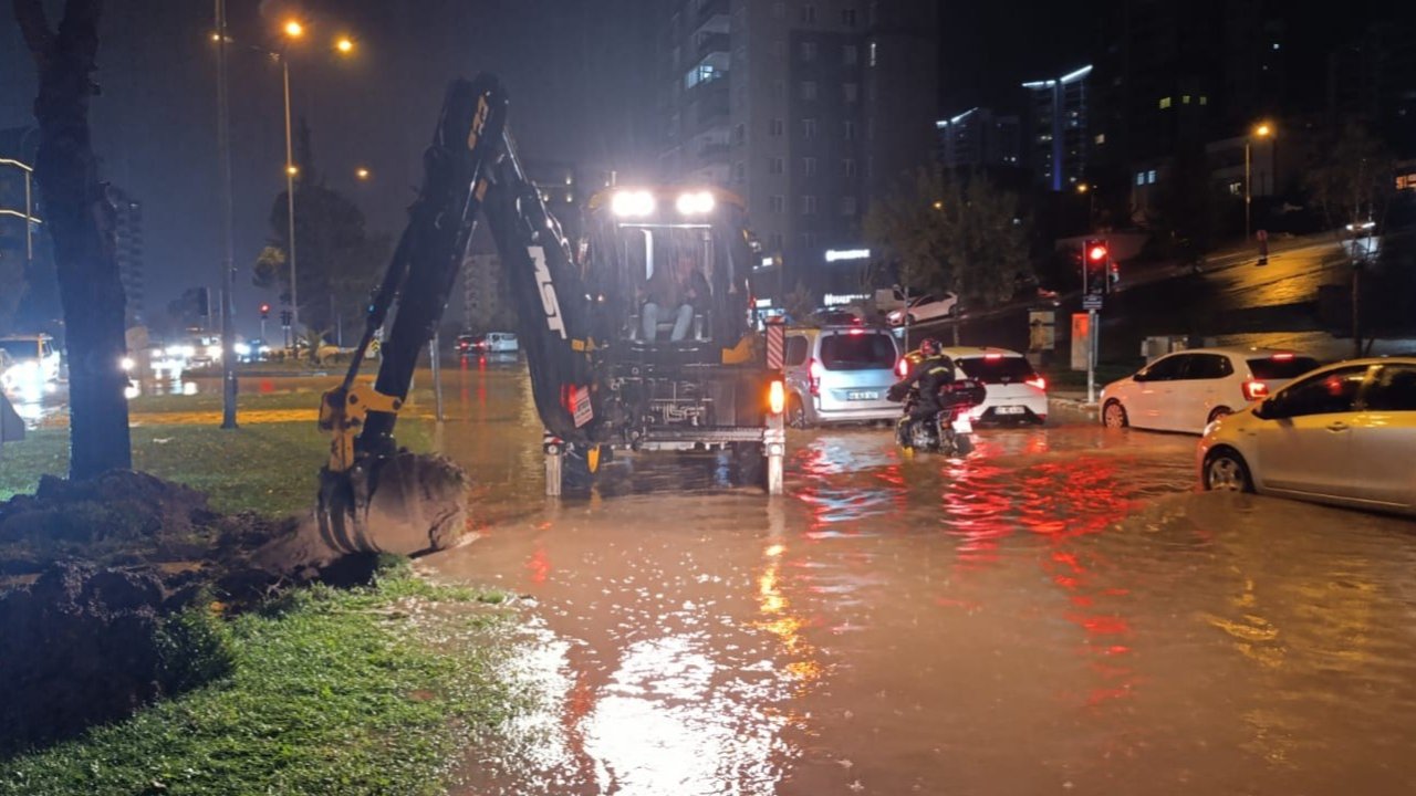 Kahramanmaraş’ta Sağanak Mesaisi   Ekipler Gece Boyunca Sahadaydı