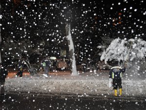 Büyükşehir’den gece mesaisi
