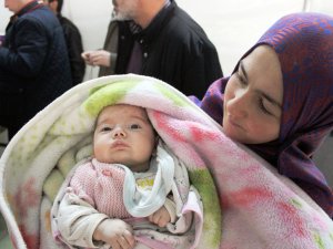 Suriyeli bebeklere mama dağıtıldı