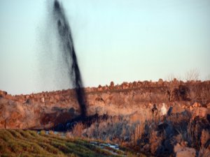 Tarladan petrol fışkırdı!