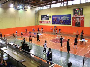 Badminton grup müsabakaları ilimizde başladı