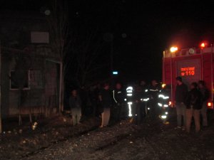 Yaşlı kadını itfaiyeciler kurtardı