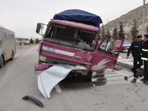 Kamyon ile otomobil çarpıştı