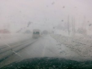 Kahramanmaraş'ta kar ve şiddetli tipi sürücüleri vurdu