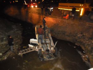 Kahramanmaraş ta otomobil dereye uçtu