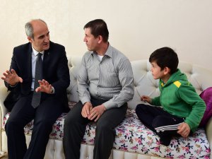 Roket atarlı saldırıda yaralanan kıza geçmiş olsun ziyareti