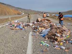 Yola düşen atık kağıt balyaları trafiği aksattı