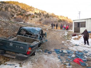 Dağdan kopan 3 tonluk kaya parçası önüne geleni ezdi geçti