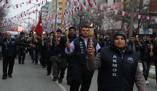 KURTULUŞUN 93. YILDÖNÜMÜ ETKİNLİKLERİ KAPSAMINDA FENER ALAYI VE MEHTERAN YÜRÜYÜŞÜ DÜZENLENDİ