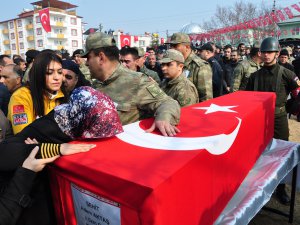 Sur şehidini on binler uğurladı