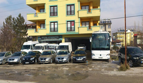 ÇALINTI ARACI GALERİYE BIRAKIP LÜKS OTOMOBİLİ ÇALDI