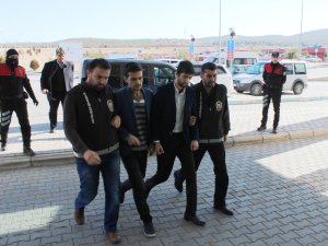 Arkadaşlarını döverek öldüren şüpheliler adliyede