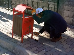 Büyükşehir den ayaklı çöp kovası