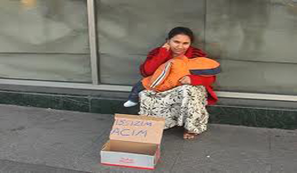 DİLENCİ KILIĞINDA HIRSIZLIK YAPAN 2 KADIN YAKALANDI