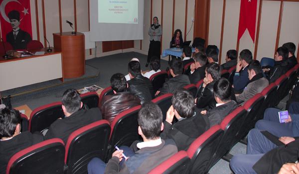 ÖĞRENCİLER SİGARANIN ZARARLARI HAKKINDA BİLGİLENDİRİLİYOR