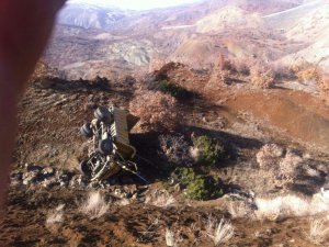 Uçuruma düşen kamyonda şıkışan şöförü itfaiye kurtardı