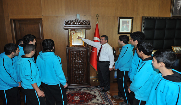 LİSELİ VOLEYBOLCULARDAN ZİYARET