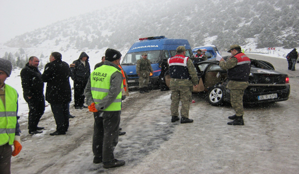 OTOMOBİL KAMYONLA ÇARPIŞTI: 1 ÖLÜ, 6 YARALI