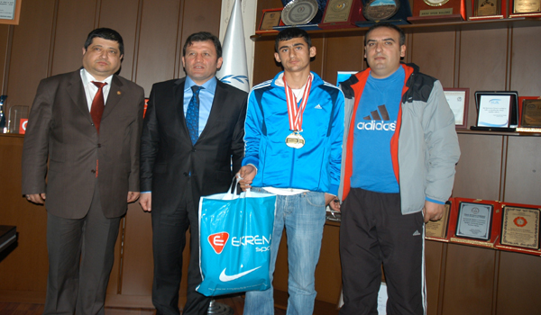 GENÇ SPORCU MADALYAYLA DÖNDÜ