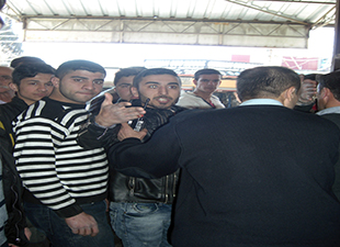 Yeğenini ayaklarından asarak işkence etti