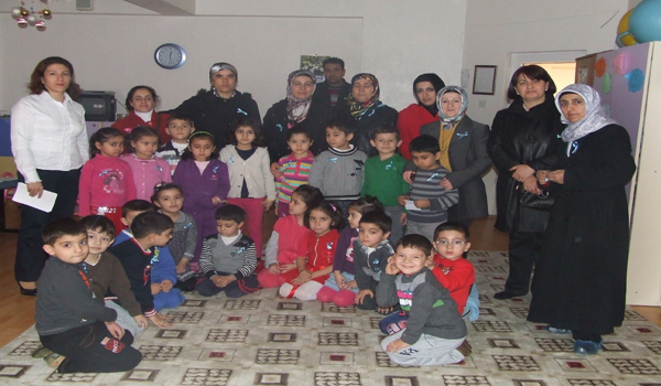 BEYAZAY DERNEĞİ VE AK PARTİLİ KADINLAR MAVİ KURDELE TAKTI