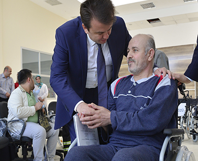 Kahramanmaraş'ta tekerlekli sandalye dağıtımı yapıldı