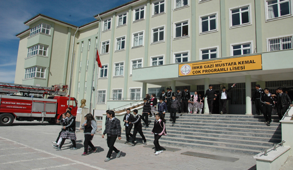 ÖĞRENCİLERE YANGIN VE DEPREM TATBİKATI