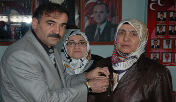 MHP ELBİSTAN'DA YILIN KADININA ALTIN HEDİYE ETTİ