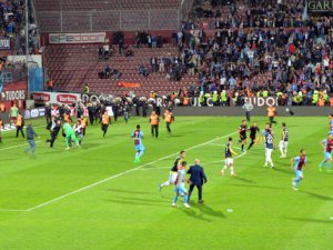 Dünya olaylı maçı konuşuyor