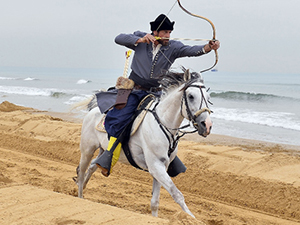 Okçuluğu da oyunculuğu da iyi