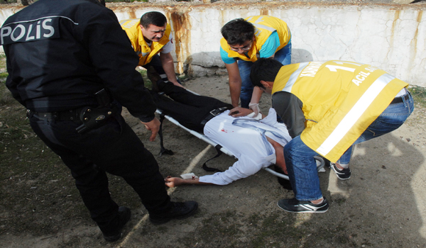 KIZ ARKADAŞINA KIZIP BİLEKLERİNİ KESTİ